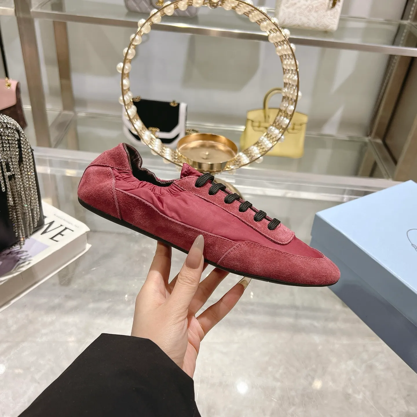 👟👟Ex-factory price 520👟👟Men's size +10 Couple style🎆Prada's new moral training shoes. The upper is suede with texture, and the inner sheepskin is wrapped. It is soft and waxy🎆The insole is thickened with lambskin. It is extremely comfortable to step on, has a sense of support, and feels well wrapped. The shoe shape is full of wrapping, light and easy to wear. A practical casual shoe that makes your legs appear taller! White is clean and refreshing, needed all year round, and can be easily worn with skirts and pants. Upper: imported suede/original molded fabric. Lining: sheepskin. Outsole: rubber outsole! Code number: 35-41 Color: burgundy blue brown green dark green yellow black red gray 9 colors available